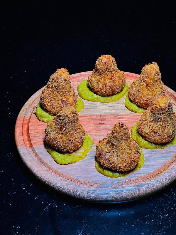 Imagem do item Bolinho de pastrami com maionese de abacate (4un.)